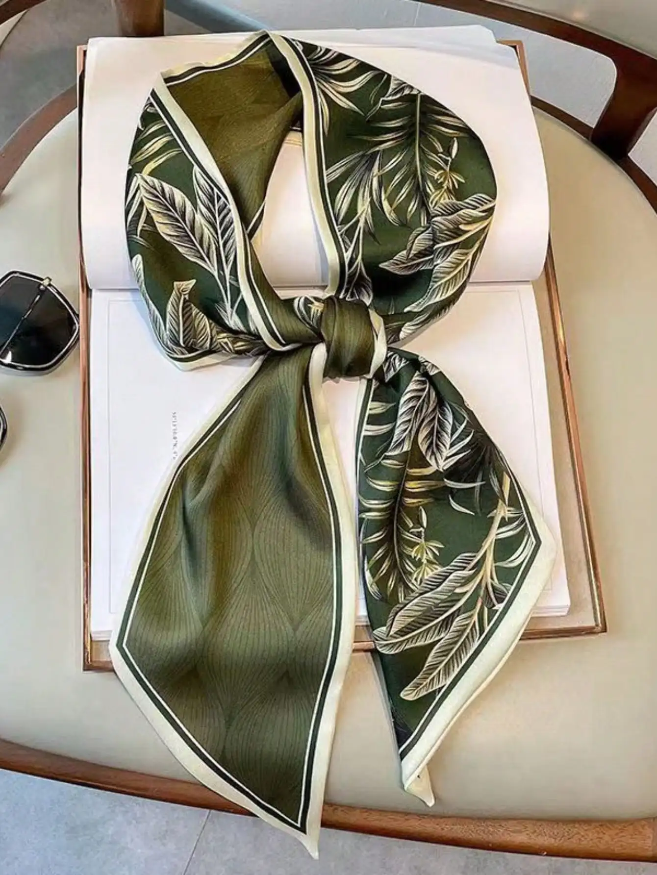 レディース春夏カジュアルフェイクシルクスクエアスカーフ、プロ - Scarf Silk Square のレビューと価格